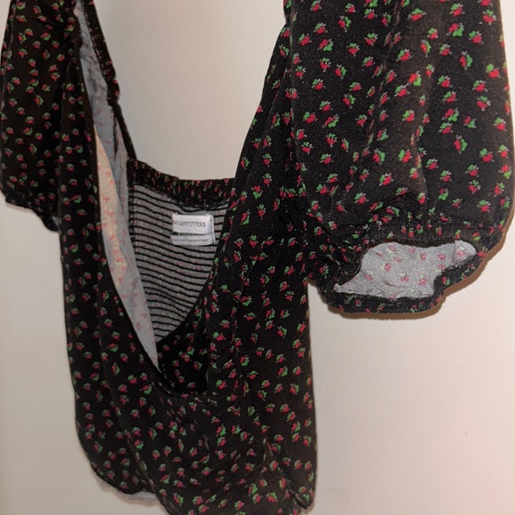 UO bellcap crop top w/ corset back and wrap design. Black and red floral design - Picture 4 of 7